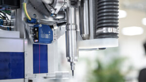 Präziser Laserdistanzsensor Trianguation der P3-Serie für smarte Automatisierung in einer modernen Fertigungsanlage.