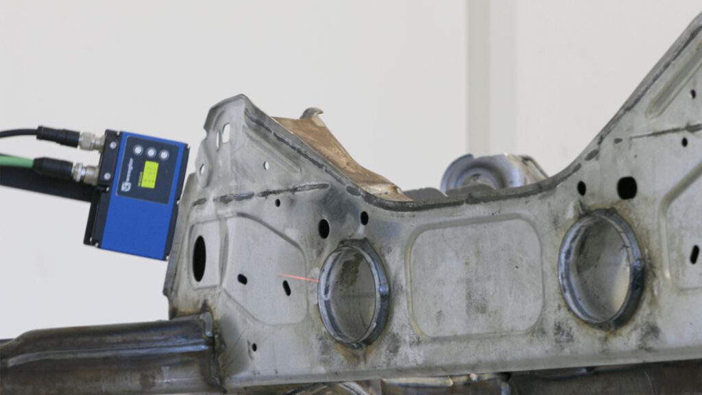 การตรวจสอบรอยเชื่อมแบบ 3 มิติโดยใช้เซ็นเซอร์โปรไฟล์ Wenglor บนส่วนประกอบโลหะ