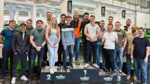 Das wenglor Softwareteam in Sibiu steht gemeinsam auf dem Siegertreppchen nach dem Kart-Teambuilding-Event und feiert den Teamgeist.