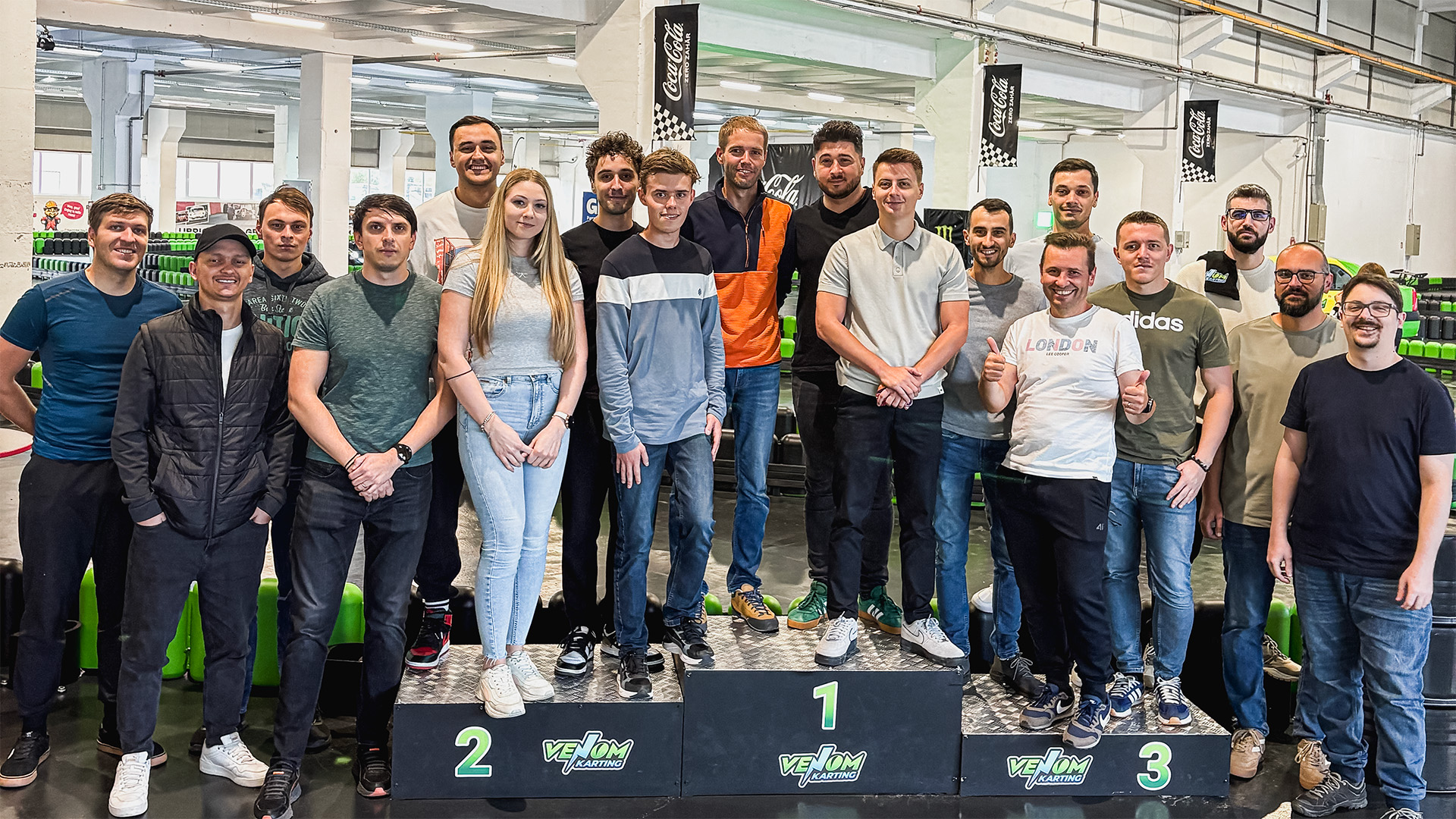 Das wenglor Softwareteam in Sibiu steht gemeinsam auf dem Siegertreppchen nach dem Kart-Teambuilding-Event und feiert den Teamgeist.
