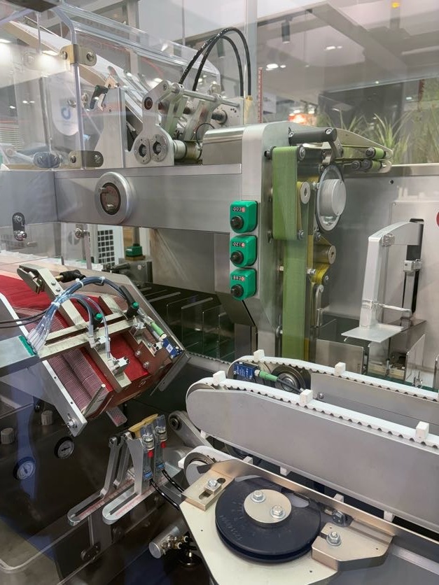 เซ็นเซอร์สะท้อนกลับและเซ็นเซอร์ตำแหน่งหลายตัวทำหน้าที่ตรวจสอบสายพานลำเลียง เครื่องป้อน และเครื่องจับยึดในเครื่องบรรจุภัณฑ์