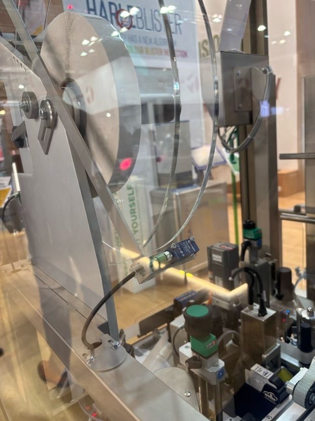 เซ็นเซอร์สะท้อนแสงจะควบคุมฟิล์ม/ฉลากโปร่งใสบนวงล้อเบี่ยงเบนขนาดใหญ่