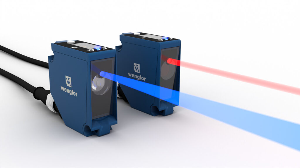 La imatge mostra dos sensors de distància làser Wenglor amb tecnologia de temps de vol, un amb llum làser blava i un altre amb llum làser vermella, un al costat de l'altre.
