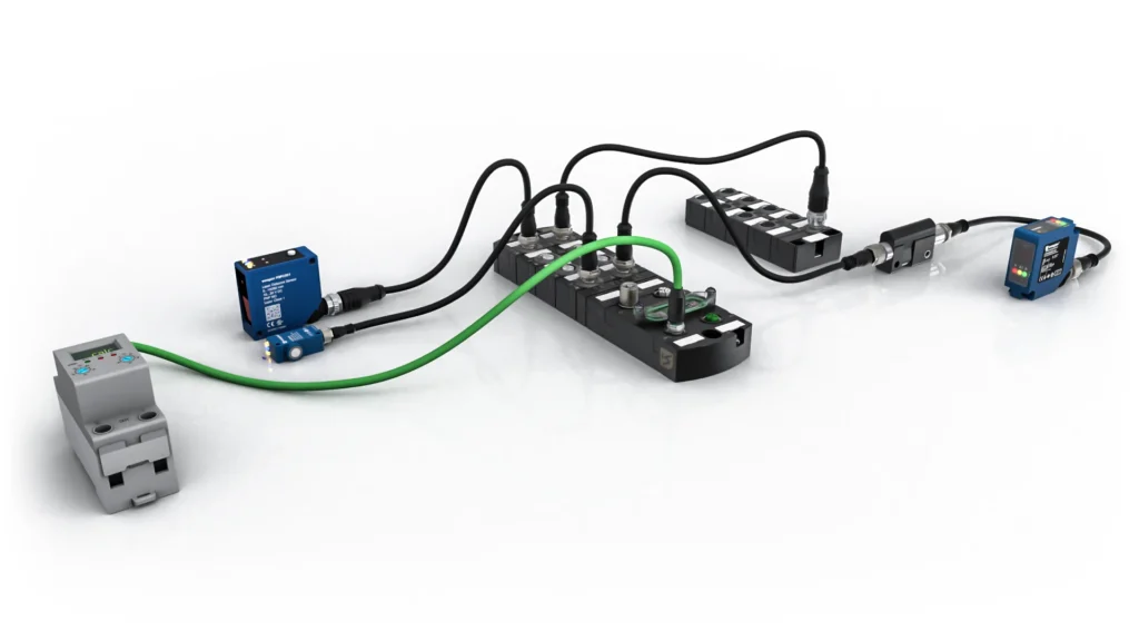 Puteți vedea senzori de la care cabluri negre duc la un master IO-Link în centru. Un cablu verde merge de acolo la controler.
