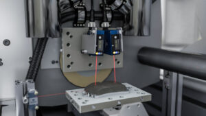 Laser-Distanzsensor misst Höhenunterschiede eines dünnen Bauteils zur Anwesenheitsprüfung