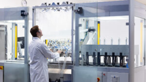 Techniker bedient ein automatisiertes Labor-Abfüllsystem mit integrierter Bildverarbeitung