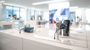 Die Abbildung zeigt zwei unterschiedliche Anwendungsbeispiele, die mit wenglor-Sensoren gelöst werden können.